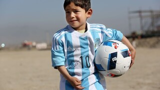 Messi daroval malému afganskému chlapcovi podpísané dresy