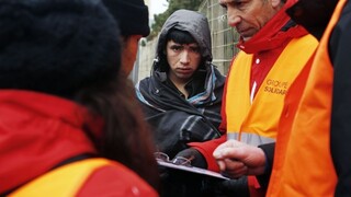 Štátni zamestnanci v Calais presviedčali migrantov v tábore, aby odišli