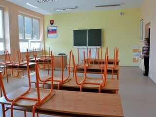 Balík peňazí na učebnice angličtiny sa nepozdáva učiteľom ostatných jazykov