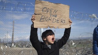 Macedónci po protestoch otvorili hranicu pre migrantov uviaznutých v Grécku