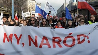 Tisíce Poliakov demonštrovali proti konzervatívnej vláde