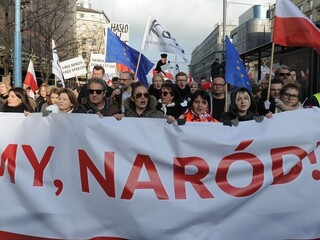 Tisíce Poliakov demonštrovali proti konzervatívnej vláde