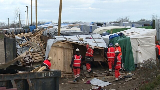 V Calais začali búrať tábor migrantov. Ľudí presúvajú do kontajnerov