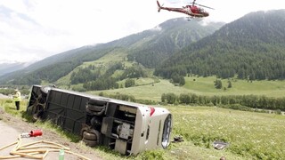 Český autobus plný detí zišiel do priekopy, zasahoval aj vrtuľník
