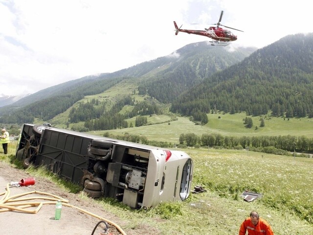 Český autobus plný detí zišiel do priekopy, zasahoval aj vrtuľník