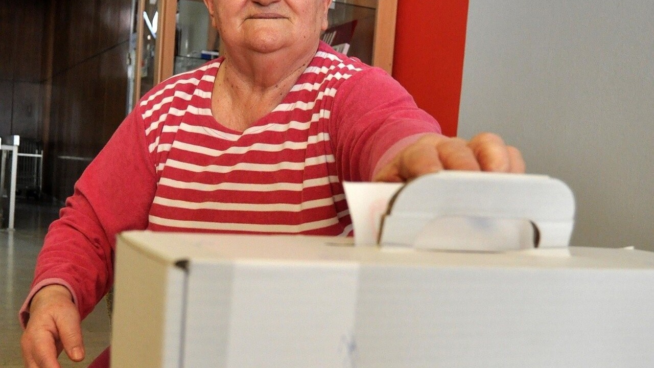 volebné ilustráky parlamentné voľby volebná schránka volič-dôchodca1140 px (ilu) (SITA/Tomáš Somr)