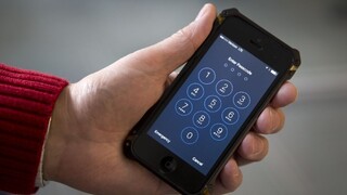 FBI sa nevie dostať do islamistovho iPhonu, Apple pomôcť nechce