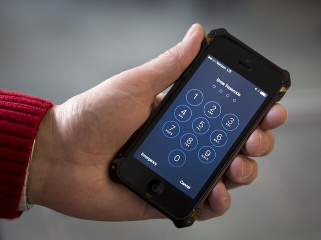 FBI sa nevie dostať do islamistovho iPhonu, Apple pomôcť nechce
