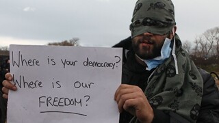 Migranti si na protest proti búraniu tábora v Calais zašili ústa