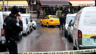Dve militantky zaútočili granátom a streľbou na políciu v Istanbule