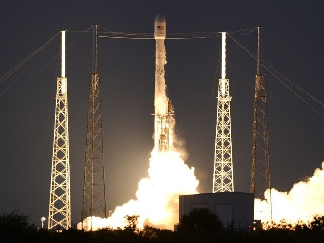 Falcon 9 vyniesol satelit, pristátie sa opäť skončilo neúspechom