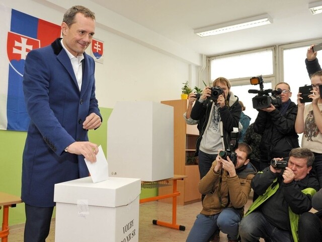 K urnám prichádzajú aj politici, volili už od skorého rána