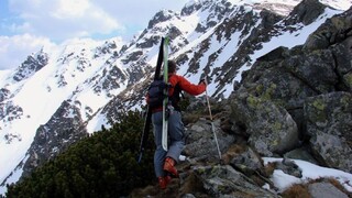 Horolezec padal desiatky metrov, transport záchranárov už neprežil