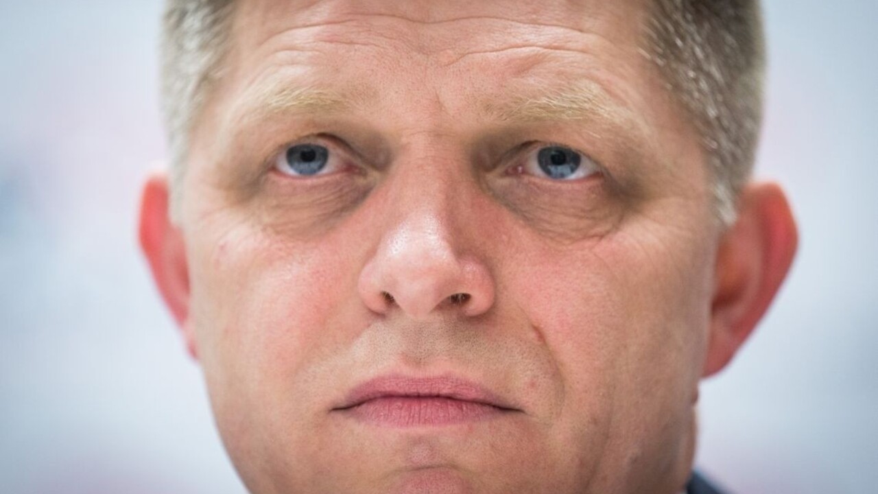 Politico: Fico vytvoril atmosféru strachu, elity ignorovali nahnevaných voličov