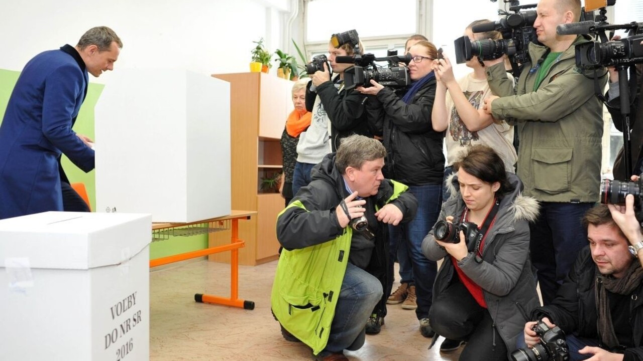 Krajina s opicou, zlý džin vypustený. Čo o voľbách napísalo zahraničie