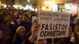 Ľudia hovoria "nie" fašizmu, pochodovali v Bratislave aj v Banskej Bystrici