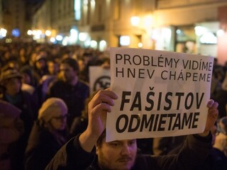 Ľudia hovoria "nie" fašizmu, pochodovali v Bratislave aj v Banskej Bystrici