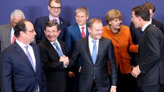 Davutoglu chce od EÚ ďalšie miliardy, ponúka väčšiu pomoc