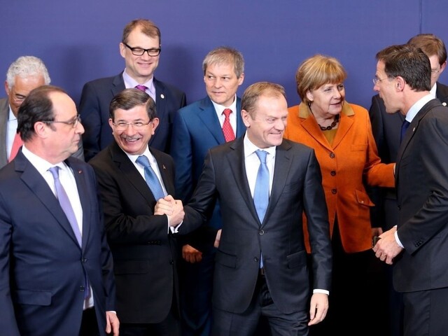 Davutoglu chce od EÚ ďalšie miliardy, ponúka väčšiu pomoc