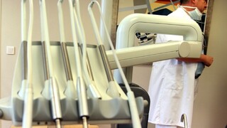 Trhal zdravé zuby, v ústach zabúdal nástroje. Hororovému zubárovi hrozí väzenie