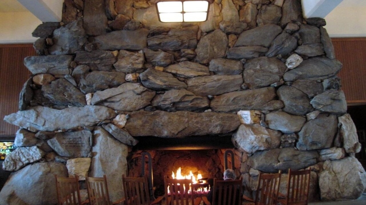 Muž našiel vo svojom novom byte ukryté tisíce, skrývali sa pod kozubom