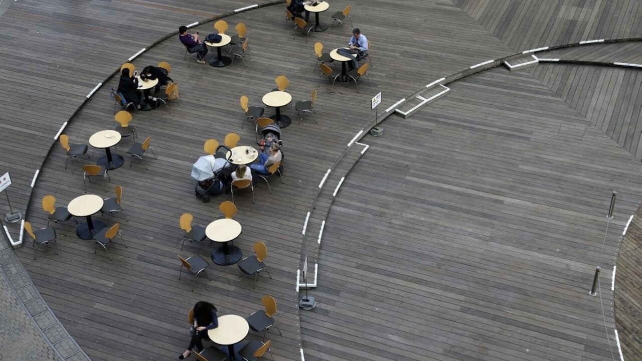 Ľudia človek matka matky dieťa deti kočík obed stôl sedenie prestávka ilu 1140px (SITA/AP)