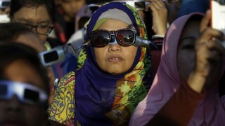 V Indonézii pozorovali zatmenie Slnka, mnohí ľudia sa modlili