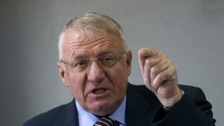 Srbský politik Šešelj pálil vlajky EÚ aj NATO, odmieta ísť do väzby