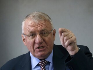 Srbský politik Šešelj pálil vlajky EÚ aj NATO, odmieta ísť do väzby