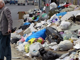 V uliciach španielskej Malágy sú tisíce ton odpadkov