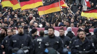V Berlíne pochodovalo takmer 3-tisíc extrémistov a odporcov migračnej politiky
