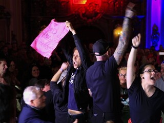 Trumpov míting narušili demonštranti, zasahovala aj polícia