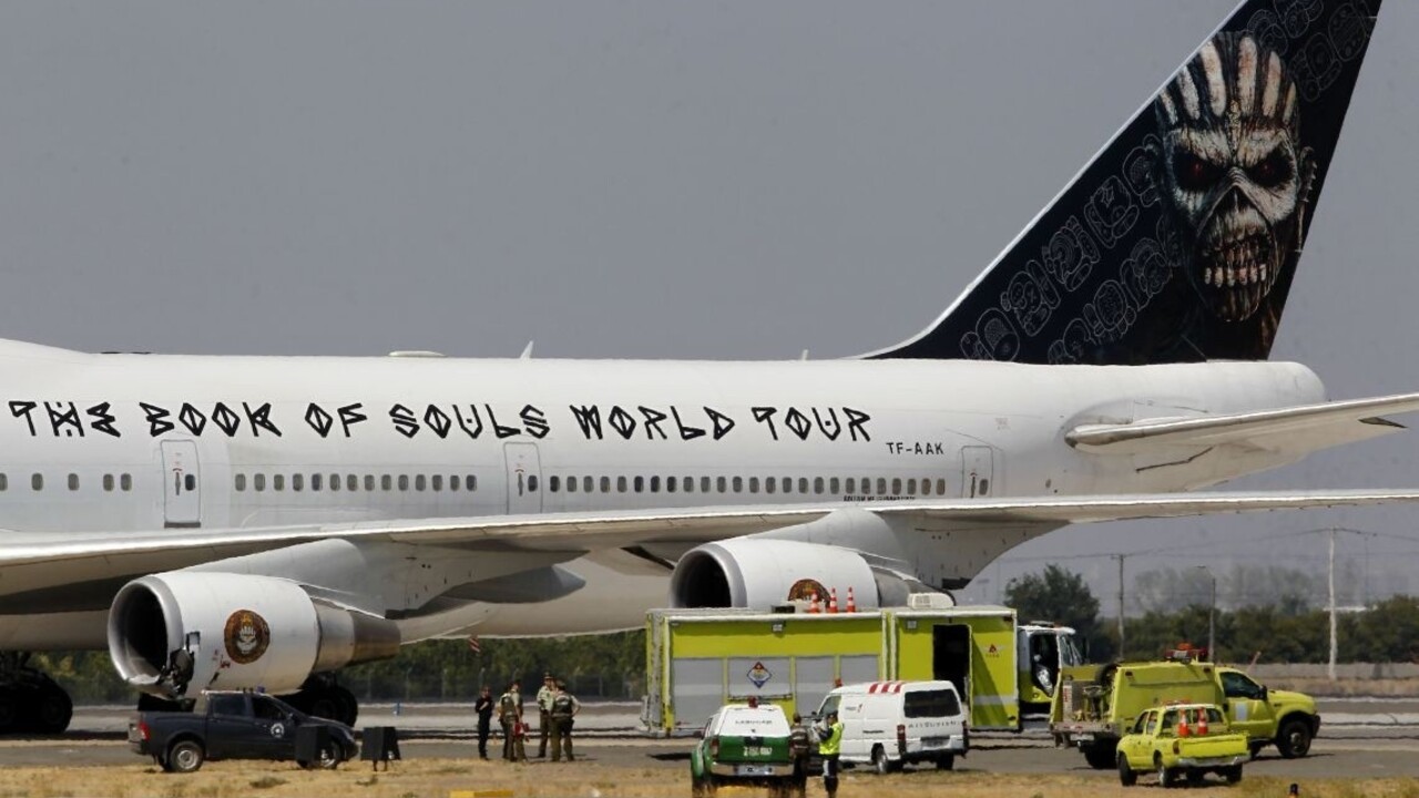 Pri kolízii sa poškodilo lietadlo Iron Maiden, dvoch ľudí hospitalizovali