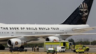 Pri kolízii sa poškodilo lietadlo Iron Maiden, dvoch ľudí hospitalizovali