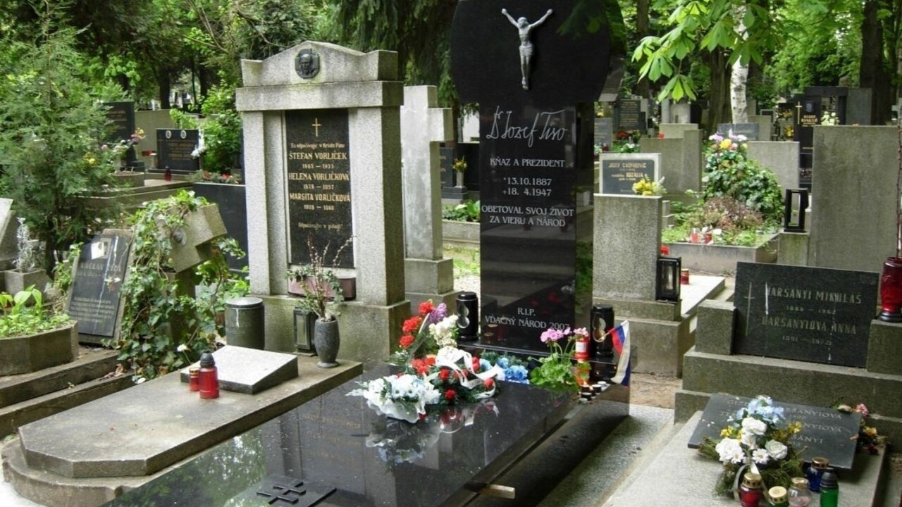 Kotlebovi poslanci si pripomenuli Slovenský štát, traja sa poklonili Tisovi