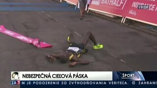 Kenský atlét vyhral polmaratón, zamotal sa do pásky a spadol