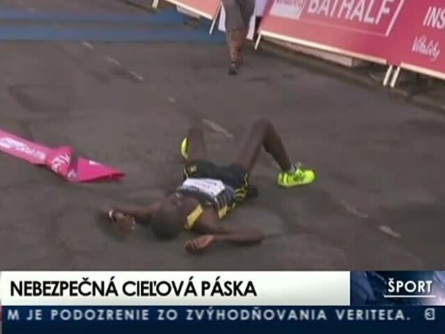 Kenský atlét vyhral polmaratón, zamotal sa do pásky a spadol