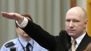 Breivik sa postavil pred súd, média privítal nacistickým pozdravom