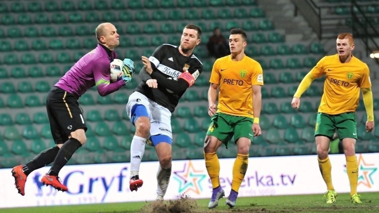 Žilina hladko postúpila do semifinále Slovnaft Cupu, Slovan po rozstrele