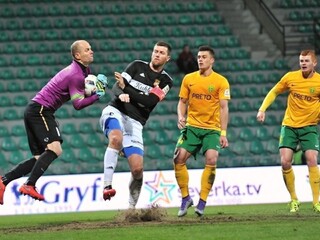 Žilina hladko postúpila do semifinále Slovnaft Cupu, Slovan po rozstrele