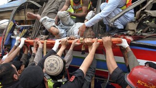 Výbuch bomby zabil viacerých pakistanských vládnych zamestnancov