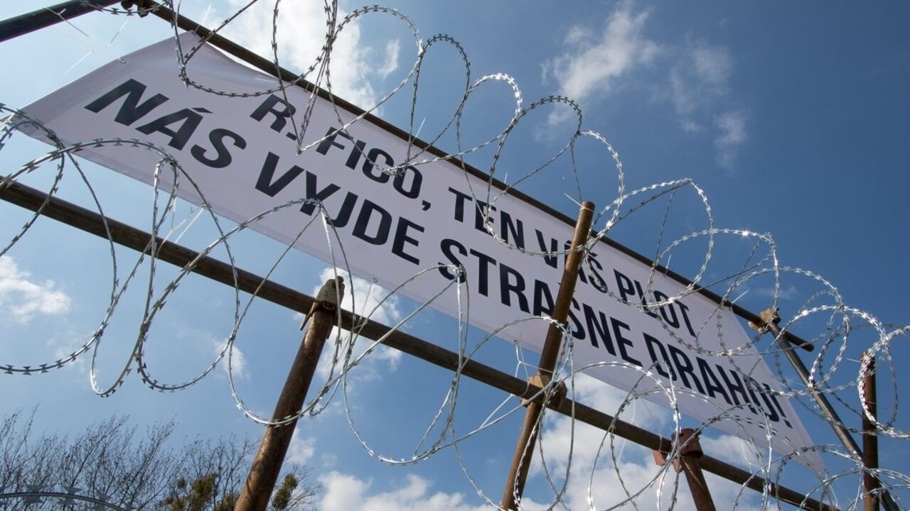 Fotogaléria: Hlina postavil pred Úradom vlády plot s ostnatým drôtom