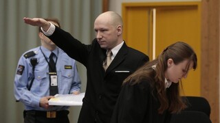 Právnici obvinili Breivika. Prekážalo im hajlovanie na súde