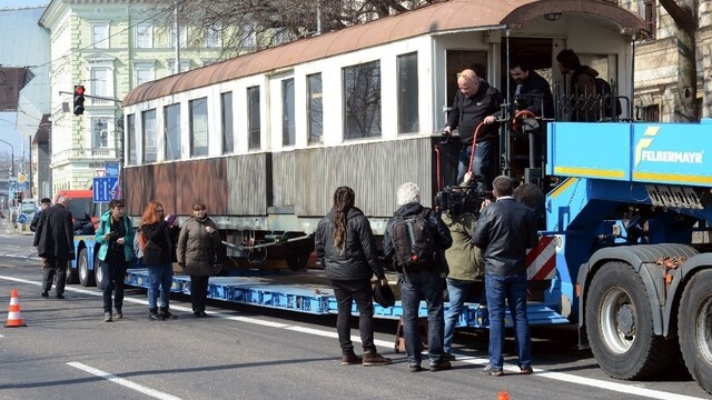 Storočný vozeň opäť na Slovensku, prevážal ľudí z Prešporku do Viedne
