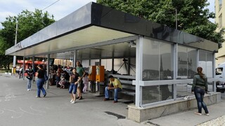 Muž, ktorý močí na ženy, opäť útočil. Na zastávkach i pri kostole