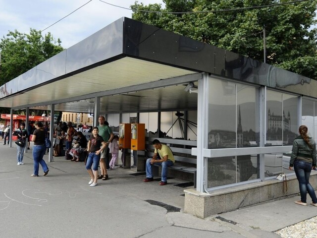 Muž, ktorý močí na ženy, opäť útočil. Na zastávkach i pri kostole