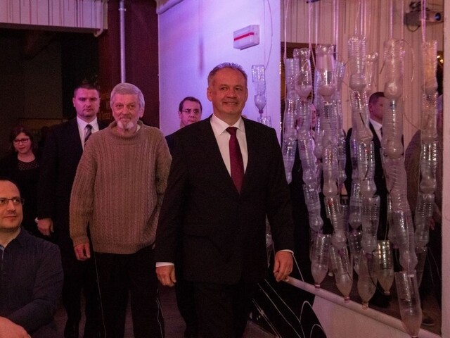 Kiska si pozrel Kotlebom zrušenú hru, zožala ovácie
