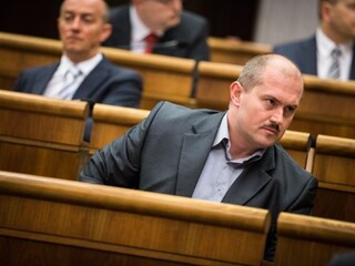 Zvolení poslanci majú za sebou prvé hlasovanie, Kotleba vyvolal rozruch