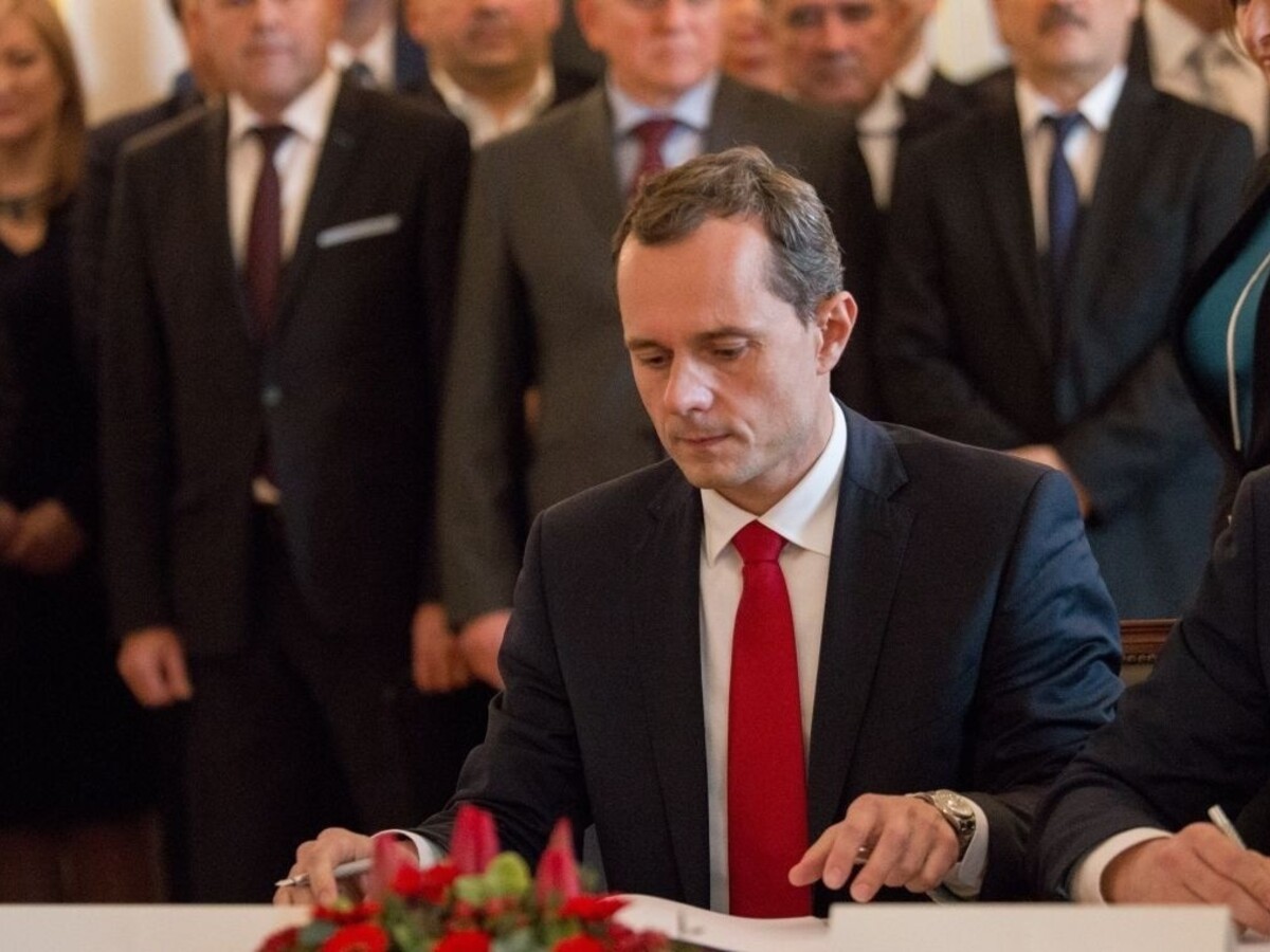 Politické strany vytvorili parlamentné kluby. Výnimkou je Sieť