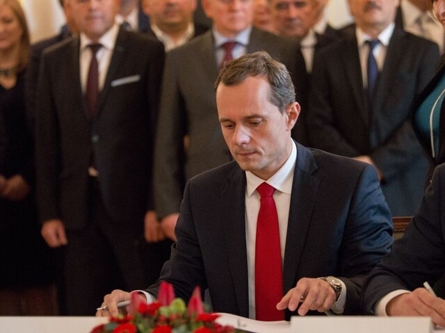 Politické strany vytvorili parlamentné kluby. Výnimkou je Sieť
